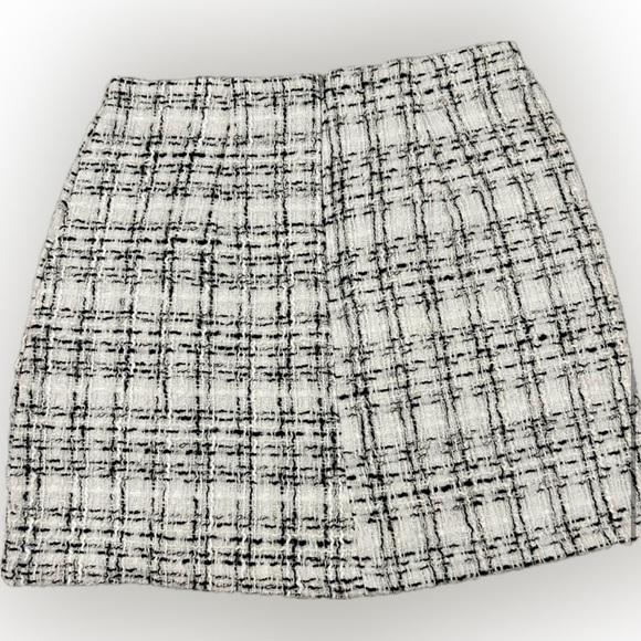 Women's Black & White Woven Mini with Pearl Buttons EUC - Picture 3 of 5